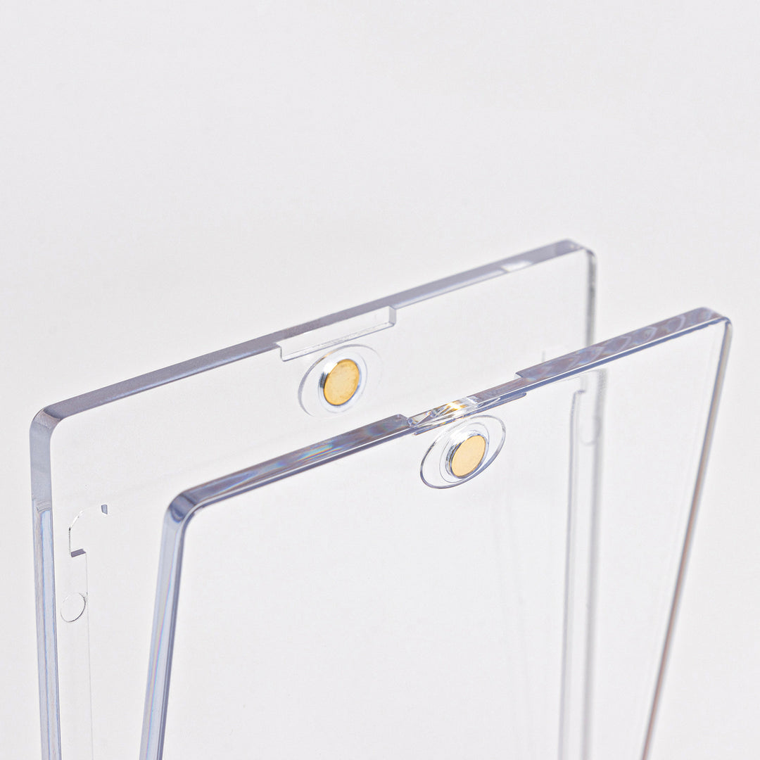 Top view of the magnetic seal of a 100 point magnetic card holder against a white background.